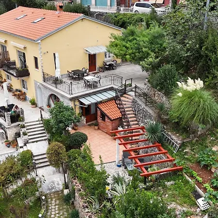House Vali Bed & Breakfast